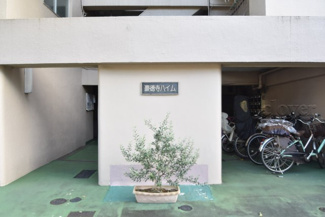 【エントランス】 | マンションの正面エントランス。出入りする人間を癒してくれるマンション入り口であり、その建物の「顔」でもあります。～即日のご見学可能～　お問合せはお気軽にどうぞ。