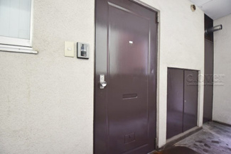 【その他共用部分】 | 皆様をお迎えする、お部屋の玄関ドア。開けやすさや開放角度、ドアノブの操作しやすさや鍵の形状などを、現地で一度ご確認ください。～即日のご見学可能～　お問合せはお気軽にどうぞ。