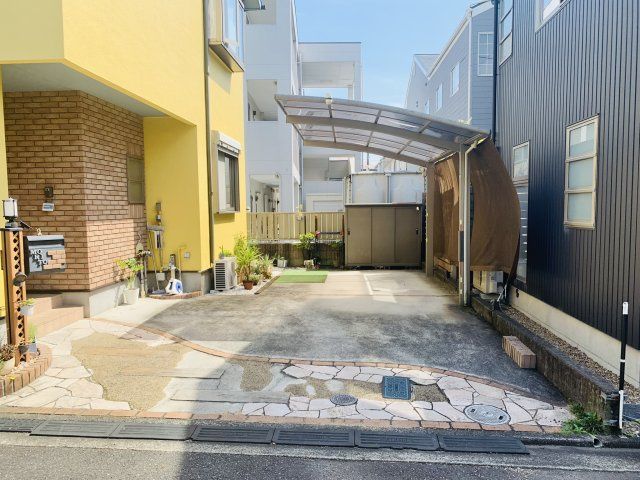 売中古戸建　静岡市駿河区丸子新田の駐車場|駐車スペースはカーポート１台分。並列では２台分。軽自動車であれば縦列でプラス１台駐車可能です。