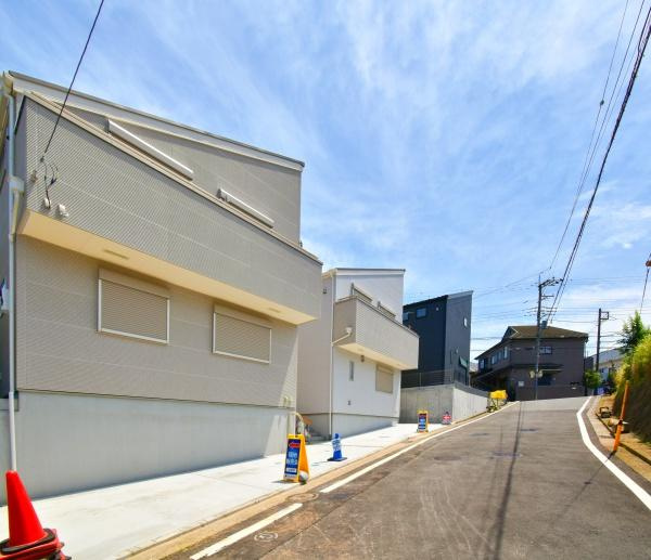 横浜市神奈川区羽沢南３丁目の新築一戸建の前面道路含む現地写真|車通りが少ない為、小さなお子様にも安心です。
是非一度、現地へ起こしください。

