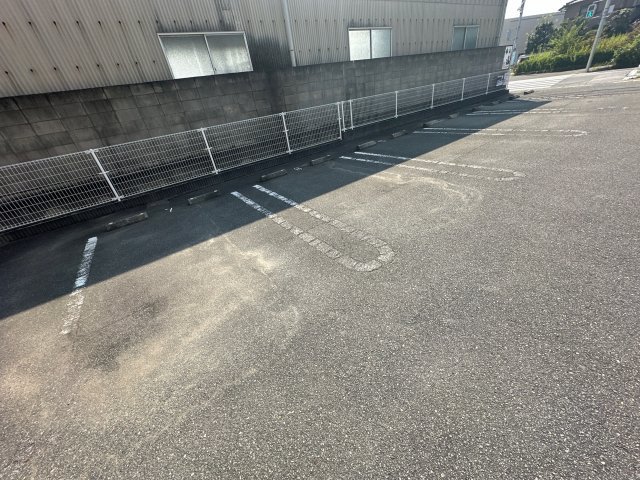 アルモニー　メゾンⅡの駐車場