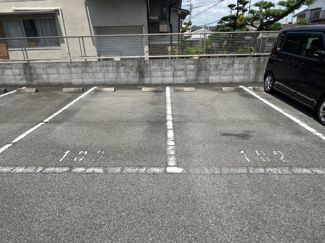 エステート今宿の駐車場