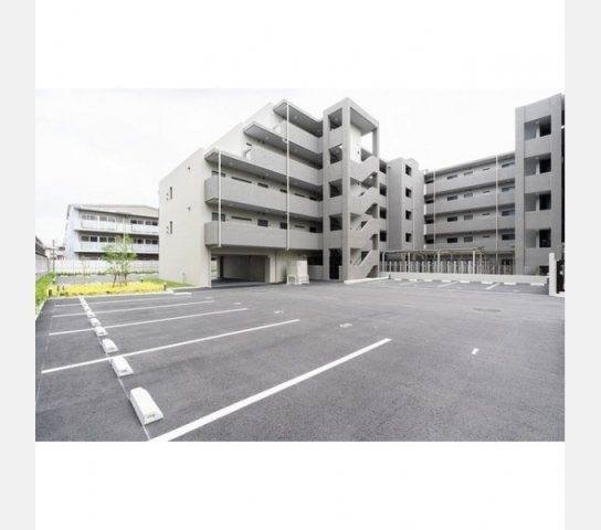 アソシエール大倉山の駐車場