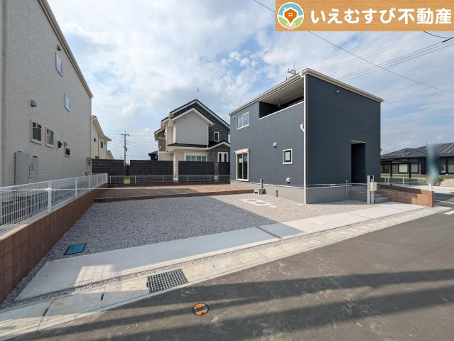 Livele Garden.S　大泉第10寄木戸の駐車場|並列3台駐車可能なゆとりのカースペース
複数台車をお持ちでも、お友達が遊びに来てもゆとりの駐車スペース！