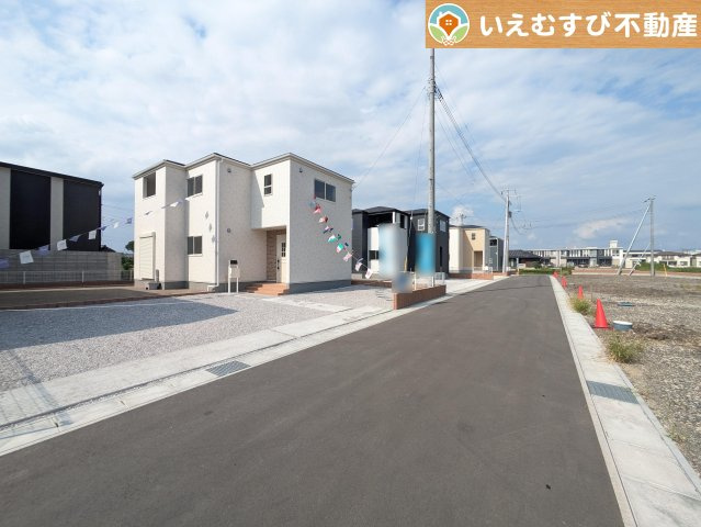Livele Garden.S　大泉第10寄木戸の前面道路含む現地写真|充分な広さの5ｍ前面道路
間口が広くお車の出し入れも問題なく行えるスペースが確保されています♪