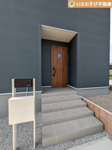 Livele Garden.S　大泉第10寄木戸のエントランス|落ち着いた色づかいのエントランス
駐車場からアクセスの良いエントランス。雨の日や荷物が多くても安心の動線♪