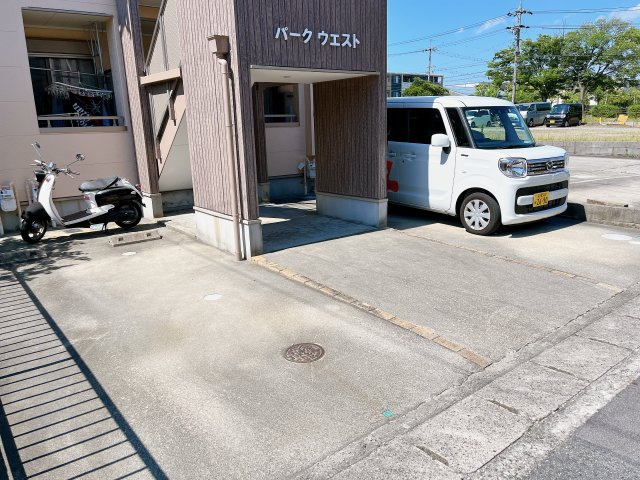 パークウエストの駐車場