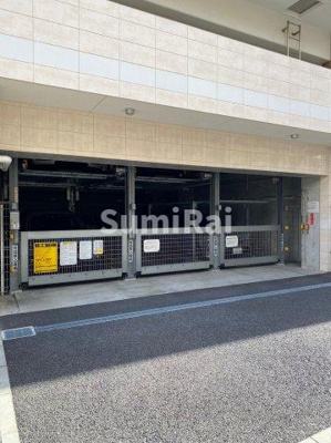 【駐車場】 | セレニテ神戸元町 | 駐車場に車を止められます