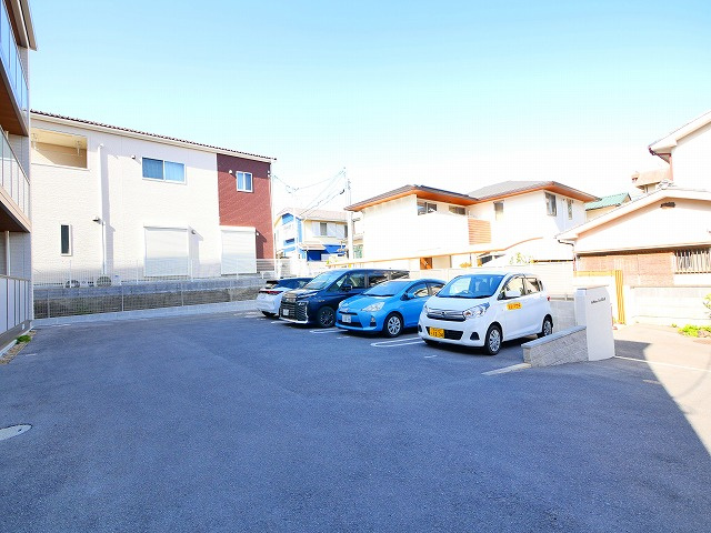 シャーメゾン　リアン　富雄元町の駐車場