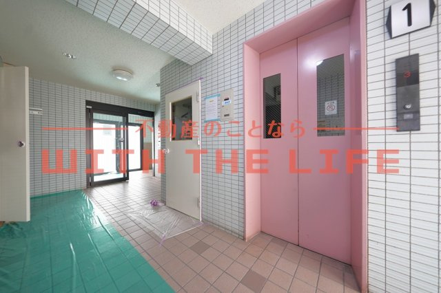 エトランゼ12のエントランス|落ち着いたエントランスです