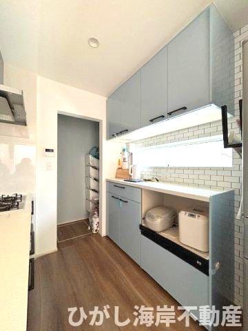 藤沢市辻堂元町1丁目　中古戸建のキッチン|カップボードは壁付けなので地震にも安心です。