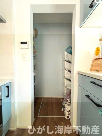 藤沢市辻堂元町1丁目　中古戸建の設備|ライトブルーで統一されたキッチンスペースの奥にはパントリースペースもございます。