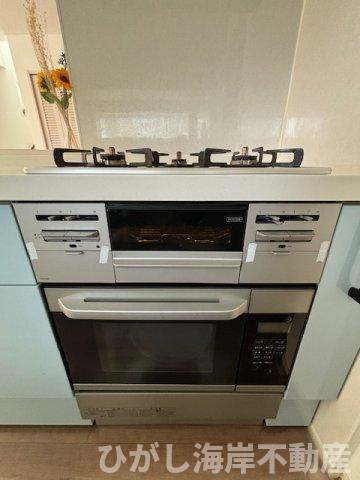 藤沢市辻堂元町1丁目　中古戸建のキッチン|ビルトイン型オーブンレンジで料理の幅が増えますね。