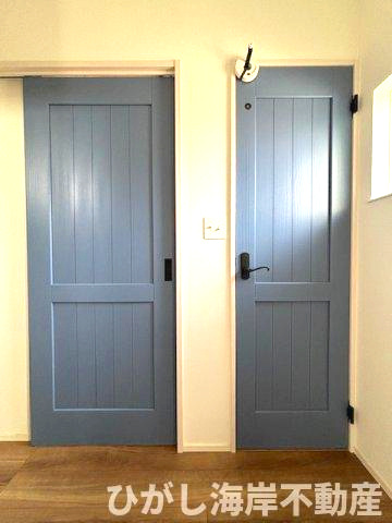 藤沢市辻堂元町1丁目　中古戸建の収納|ドアはインディゴブルーで統一。