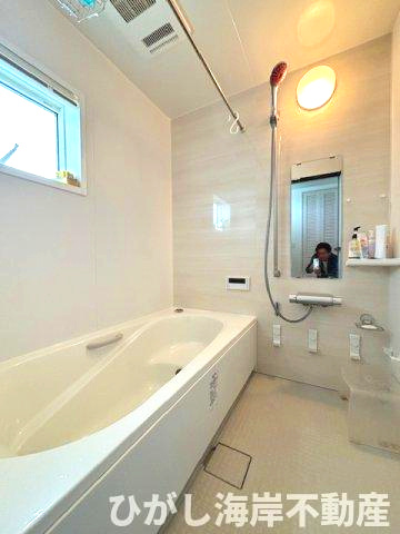 藤沢市辻堂元町1丁目　中古戸建の浴室|１坪タイプのユニットバスはプライバシーを守るため、窓は高い位置に。