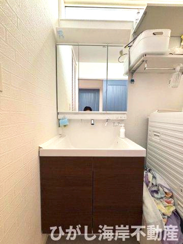 藤沢市辻堂元町1丁目　中古戸建の独立洗面台|三面鏡化粧台の上部にも採光を取るために窓がございます。