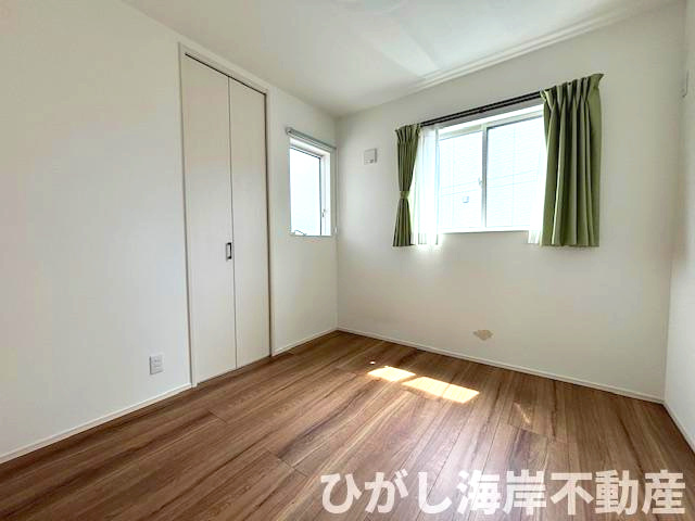 藤沢市辻堂元町1丁目　中古戸建の寝室|4.5帖　洋室です。直射日光が差し込んでいるのが分かります。