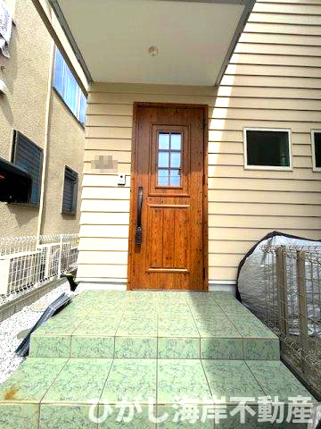 藤沢市辻堂元町1丁目　中古戸建の玄関|緑の階段がアクセントになってます。