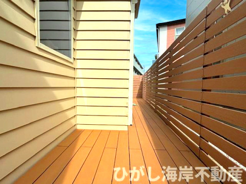 藤沢市辻堂元町1丁目　中古戸建の外観|南側のウッドバルコニー　目隠しフェンス付き　奥行きのあるスペースはプールやハンモックも出せる広さです。