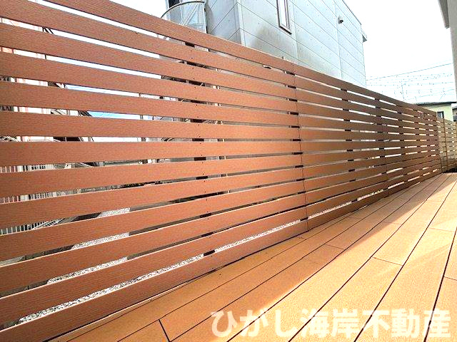 藤沢市辻堂元町1丁目　中古戸建の庭|南側　目隠しフェンス付きのウッドバルコニー　駅近なのに贅沢な空間です。