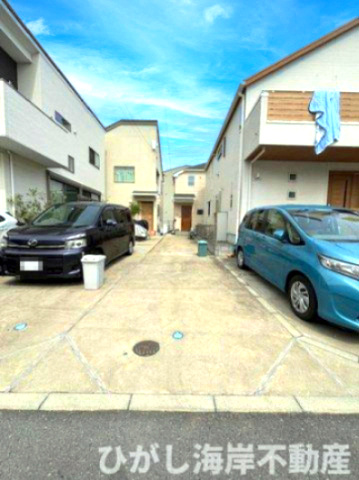 藤沢市辻堂元町1丁目　中古戸建の前面道路含む現地写真|お車は3台分駐車可能です。お車2台以外にも自転車も数台駐車できます。