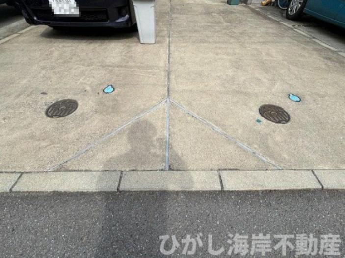 藤沢市辻堂元町1丁目　中古戸建の庭|三角のスペースはお隣さんとお互い車の出し入れ時にお互い踏んでもいいとの取り決めです。