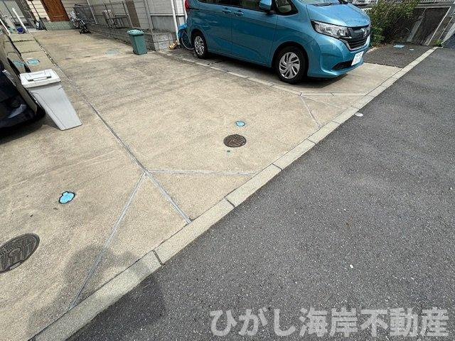 藤沢市辻堂元町1丁目　中古戸建の駐車場|三角のスペースはお隣さんとお互い車の出し入れ時にお互い踏んでもいいとの取り決めです。