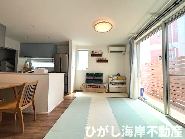 藤沢市辻堂元町1丁目　中古戸建の居間・リビング|15帖　LDK 開口部が多いので日当たり良好です。