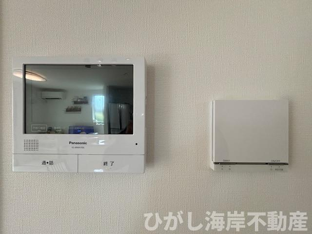 藤沢市辻堂元町1丁目　中古戸建のセキュリティ|大画面のテレビモニター付インターホンと右側が床暖房のコントロールパネルです。