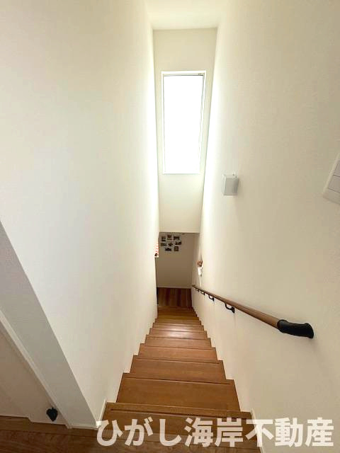 藤沢市辻堂元町1丁目　中古戸建の内装|階段にも採光を取るため大きな窓がございます。