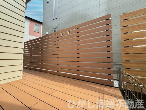 藤沢市辻堂元町1丁目　中古戸建の設備|南側のウッドバルコニー　目隠しフェンス付き　駅近なのにプライバシー守られてます。
