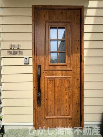 藤沢市辻堂元町1丁目　中古戸建の玄関|お家は玄関ドアで印象が大きく変わります。