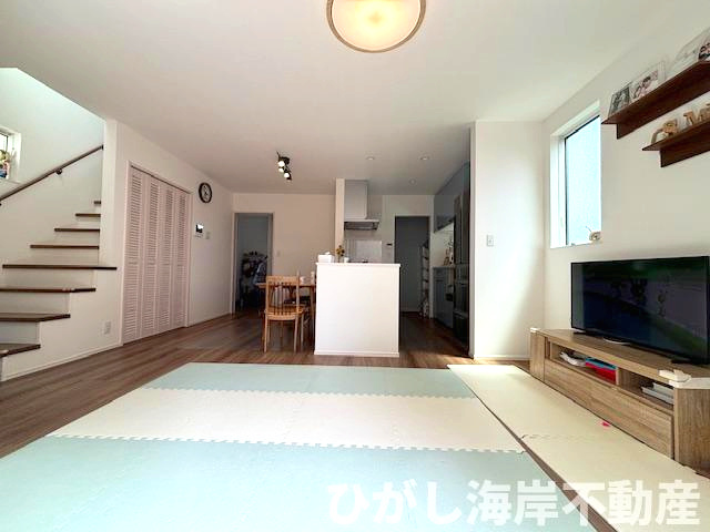 藤沢市辻堂元町1丁目　中古戸建の居間・リビング|15帖　LDK 床にマットを引いて生活されてますので小傷等も少ないです。