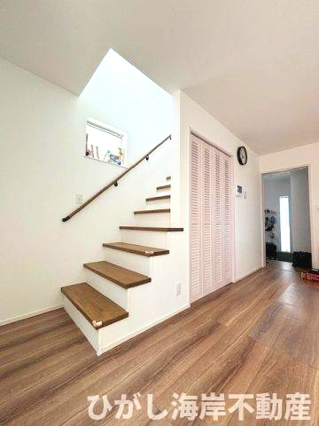 藤沢市辻堂元町1丁目　中古戸建の内装|ご家族の自然なコミュニケーションが生まれるリビングイン階段です。