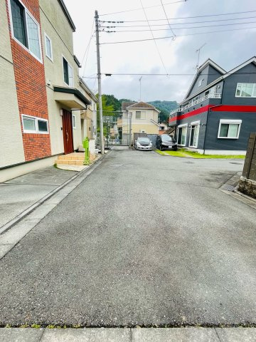 日の出町大久野　中古戸建の前面道路含む現地写真
