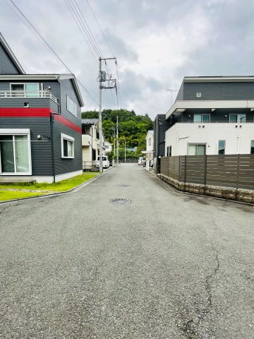 日の出町大久野　中古戸建の前面道路含む現地写真