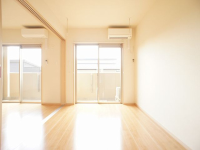 【子供部屋】 | アーバンレジデンス | 便利な室内物干し付きの南側洋間です♪