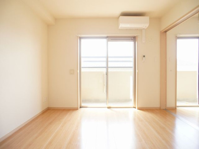 【居間・リビング】 | アーバンレジデンス | 快適に過ごせるエアコンが付いています♪