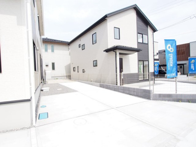 【駐車場】 | Blooming　Garden　町庭坂新町　2号棟 | 3台停められるので、急な来客時も安心ですね♪