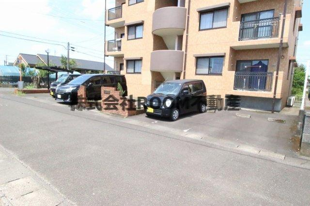 ＠フィールドの駐車場|駐車場完備です