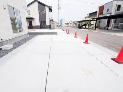 【駐車場】 | Blooming　Garden　町庭坂新町　4号棟 | 並列駐車可能です◎