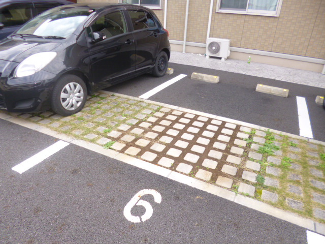 エーデルワイスの駐車場