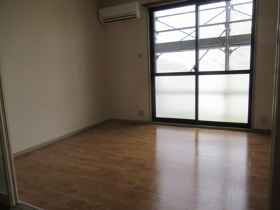 【居間・リビング】 | エクセレント柿本　Ａ棟 | ゆったりとした居間です