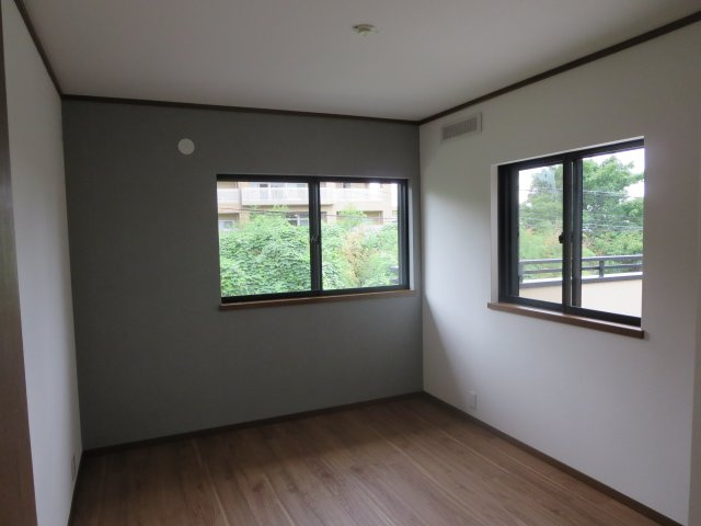 中古戸建　四條畷市清滝中町（平成6年築）の洋室|二面開口で通風＆陽当りいい洋室です！景色もよく楽しく過ごせそう♪