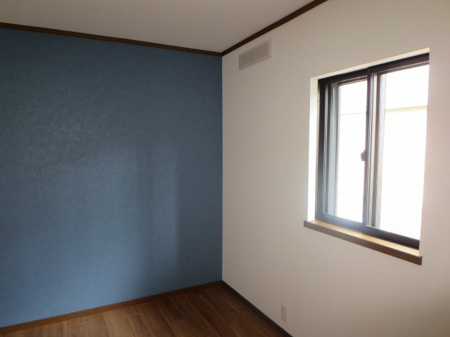 中古戸建　四條畷市清滝中町（平成6年築）の洋室|アクセントクロスがおしゃれな洋室！
