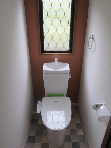 中古戸建　四條畷市清滝中町（平成6年築）のトイレ|おしゃれな壁紙と床のトイレです！リフォーム済です！