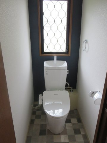 中古戸建　四條畷市清滝中町（平成6年築）のトイレ|おしゃれな壁紙と床のトイレです！リフォーム済です！