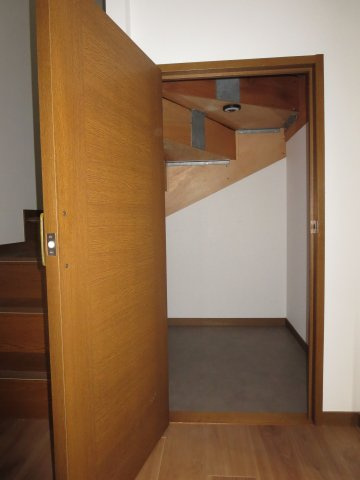 中古戸建　四條畷市清滝中町（平成6年築）の収納|階段下収納もあり！