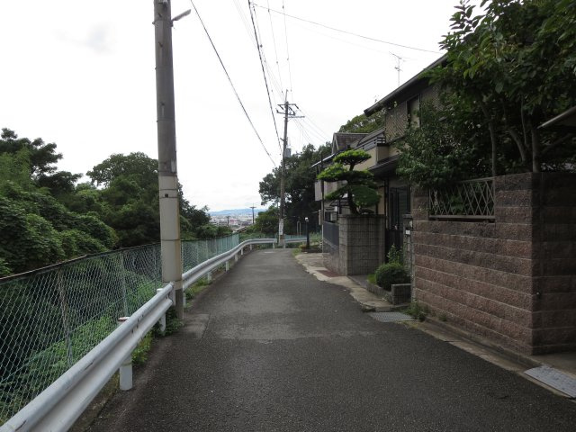 中古戸建　四條畷市清滝中町（平成6年築）の前面道路含む現地写真