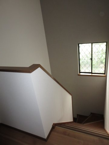 中古戸建　四條畷市清滝中町（平成6年築）のその他|窓があって明るい階段♪